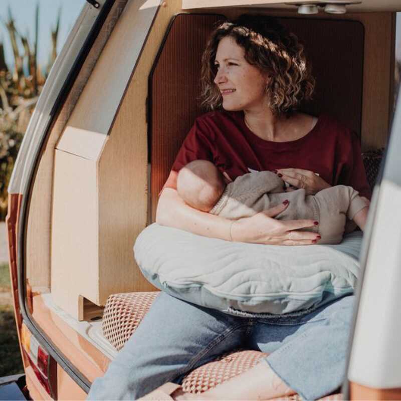 Coussin d'allaitement nomade Celadon Mumade lifestyle2