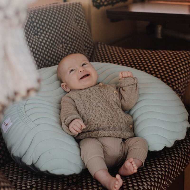 Coussin d'allaitement nomade Celadon Mumade lifestyle4