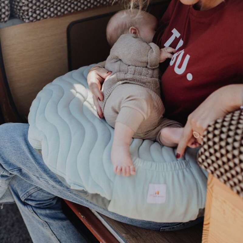 Coussin d'allaitement nomade Celadon Mumade lifestyle5