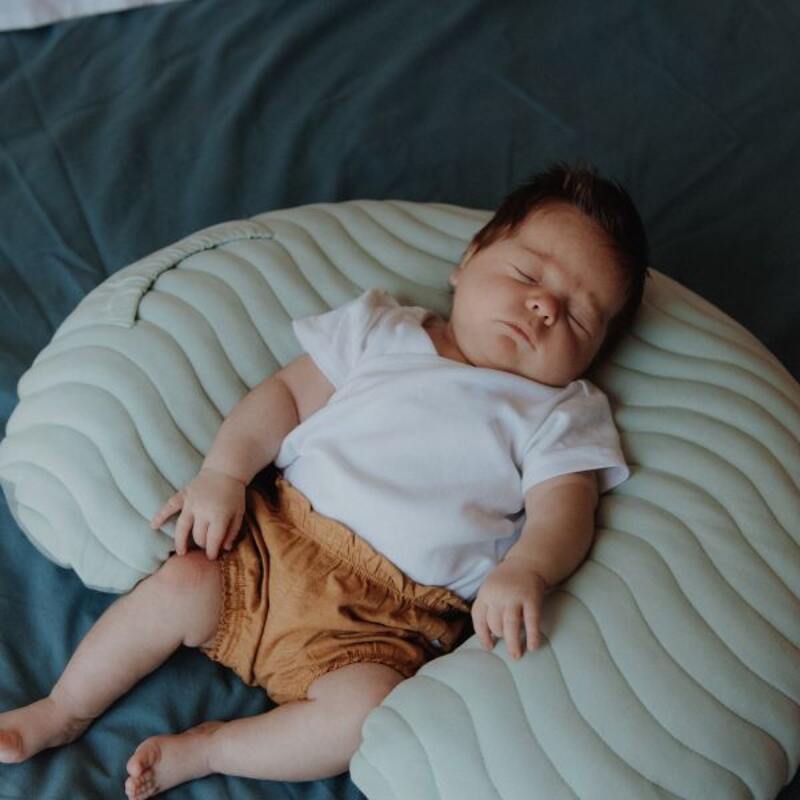 Coussin d'allaitement nomade Celadon Mumade lifestyle6