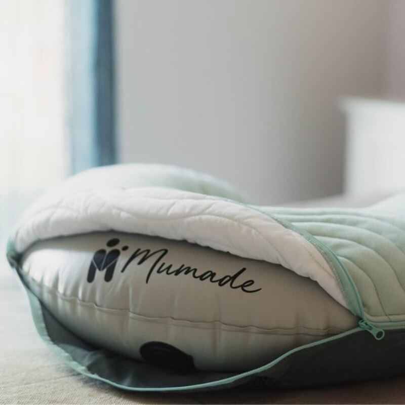 Coussin d'allaitement nomade Celadon Mumade lifestyle7