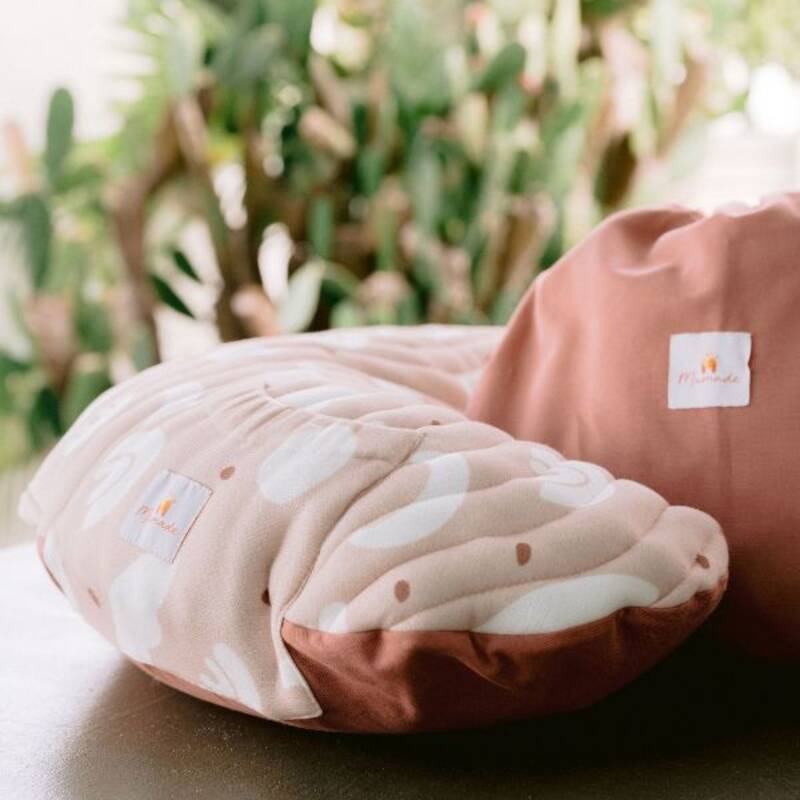 Coussin d'allaitement nomade Rainbow Mumade lifestyle4