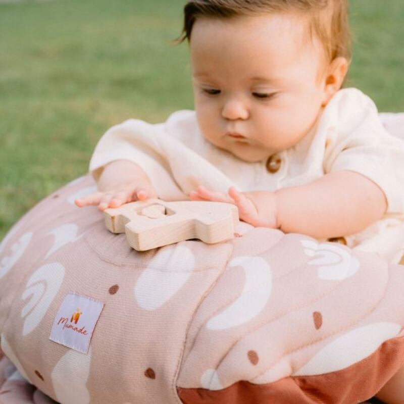 Coussin d'allaitement nomade Rainbow Mumade lifestyle5