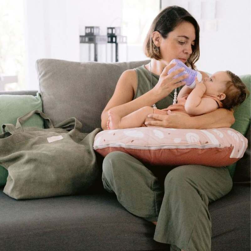 Coussin d'allaitement nomade Rainbow Mumade lifestyle7