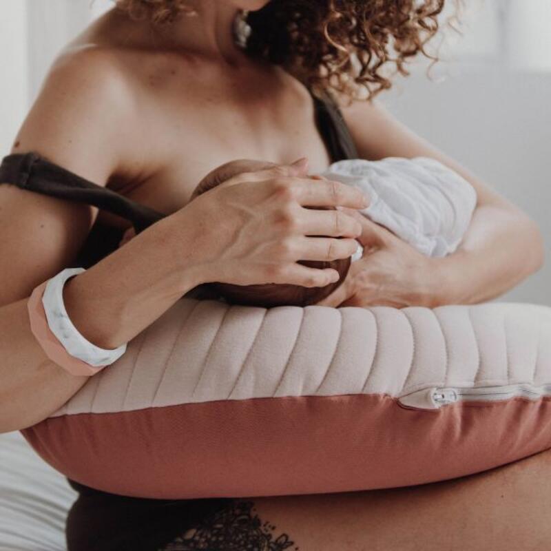 Coussin d'allaitement nomade Terracotta Mumade lifestyle2