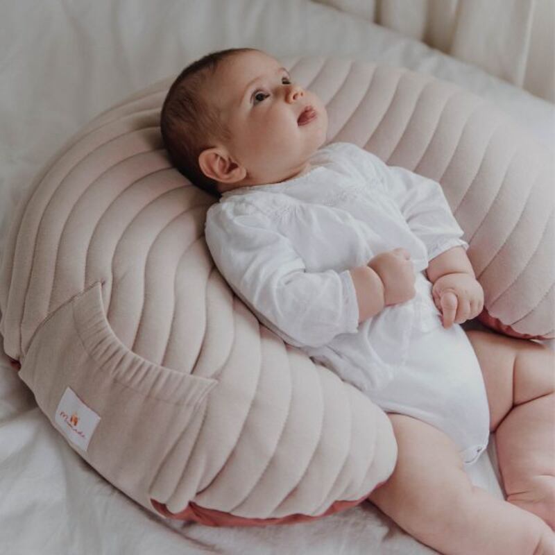 Coussin d'allaitement nomade Terracotta Mumade lifestyle3