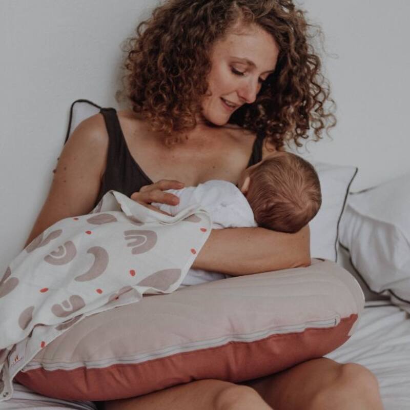 Coussin d'allaitement nomade Terracotta Mumade lifestyle5