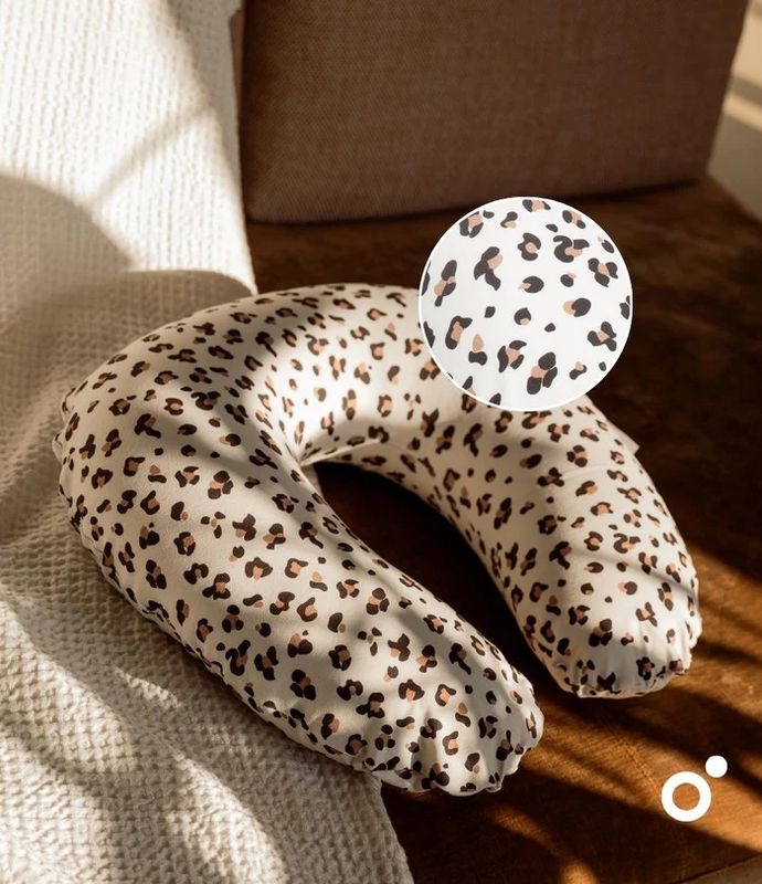 Coussin d'allaitement Softy Leopard Cream Babymoov lifestyle
