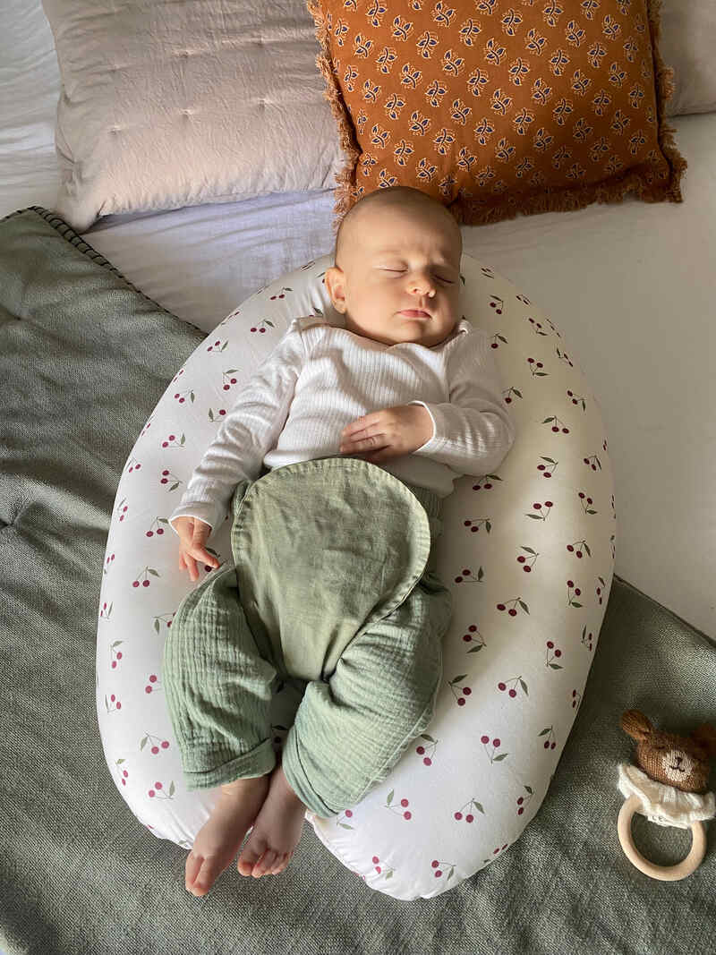 Coussin de maternité et d'allaitement Polyester-Coton Multirelax Cerises CANDIDE lifestyle3