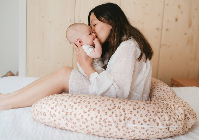 Coussin de maternité Jersey Léopard Candide lifestyle 3