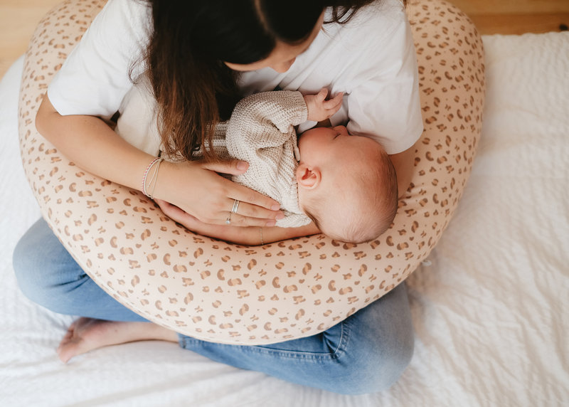 Coussin de maternité Jersey Léopard Candide lifestyle 2