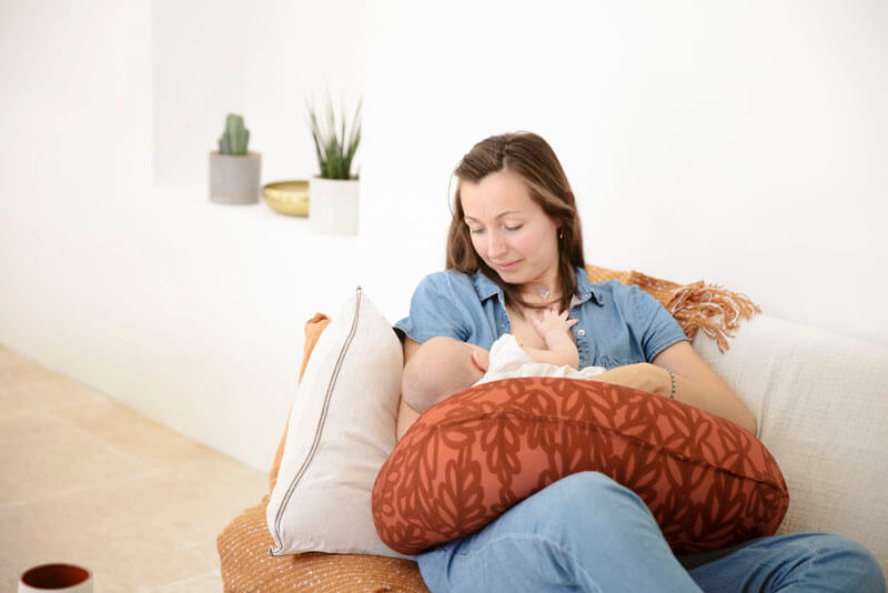 Coussin de maternité B.Love 2-en-1 Vegetal Terracotta Babymoov ambiance allaitement