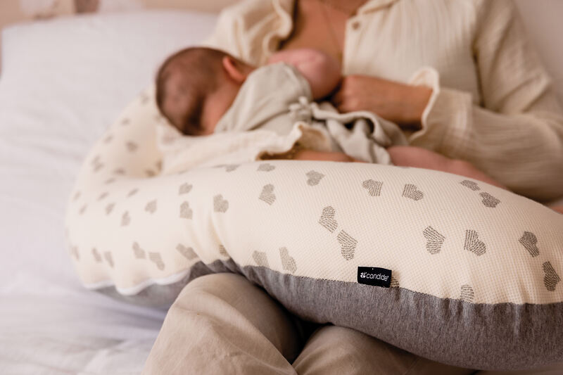 Coussin de maternité Jersey cœurs/gris Candide lifestyle5