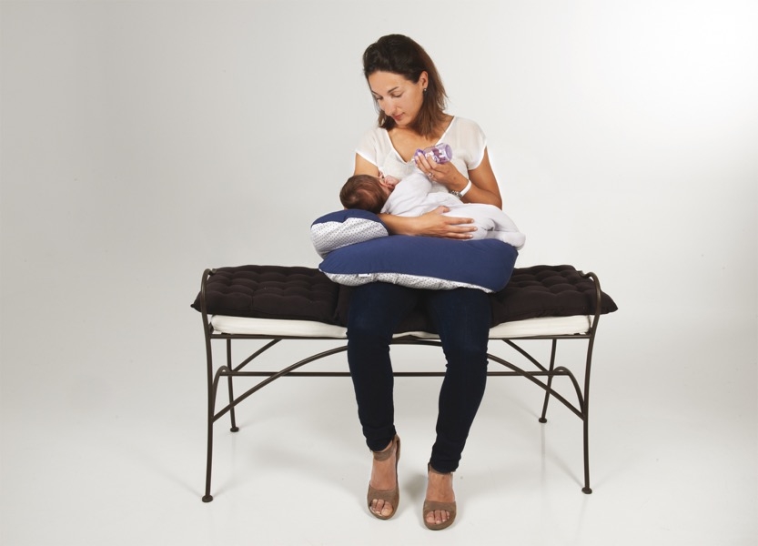 Coussin maternité confort évolutif Candide mère donnant le biberon