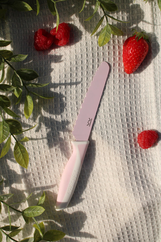 Couteau d'apprentissage Pink Petal Kiddikutter lifesyle 1