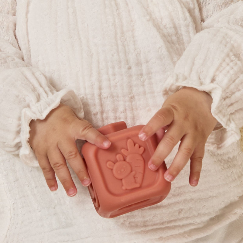 Cubes d'activités souples pour bébé Miniland lifestyle 3