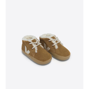 Chaussons bébé fourrés Baby Winterlight Suede Camel Pierre Veja devant