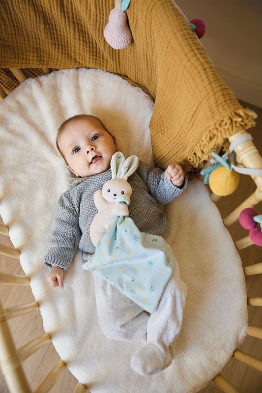 Doudou lapin carré douceur bouquet d'agrumes Kaloo ambiance