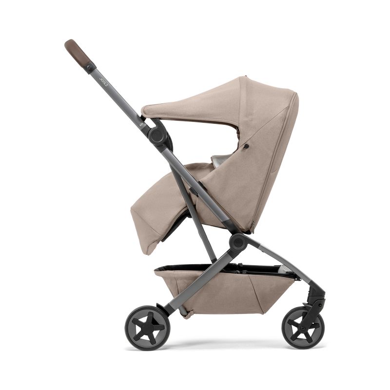 Du cocon au siège Joolz Aer2 Sandy taupe Joolz vue côté assise droite avec tablier et canopy