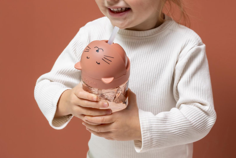 Gobelet avec paille Mrs. Cat Trixie lifestyle