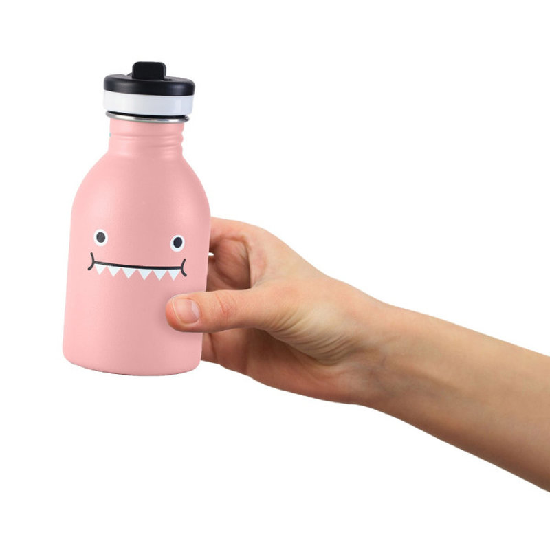 Gourde 250 ml Ricedino Rose Noodoll dans main