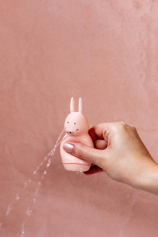 Jouets de bain aspergeur Mrs. Rabbit & Mr. Fox Trixie lifestyle 11