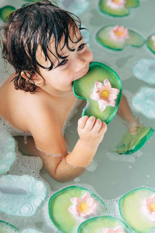 Jouet de bain de dentition Nénuphar Water Lily Oli & Carol lifestyle 3