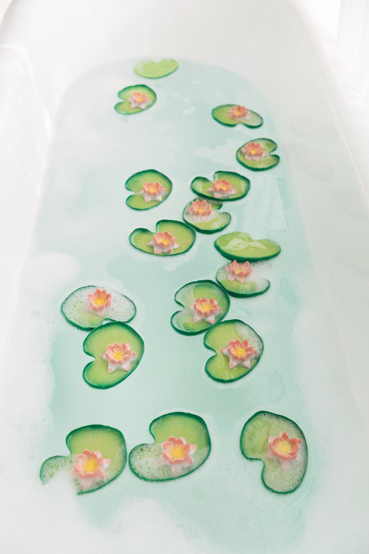 Jouet de bain de dentition Nénuphar Water Lily Oli & Carol lifestyle 1
