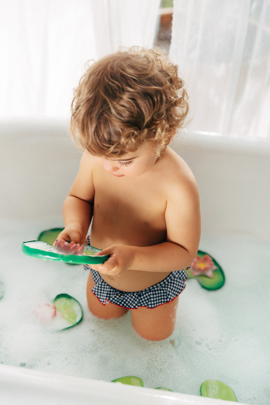 Jouet de bain de dentition Nénuphar Water Lily Oli & Carol lifestyle 2