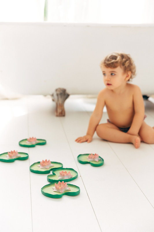 Jouet de bain de dentition Nénuphar Water Lily Oli & Carol lifestyle 4