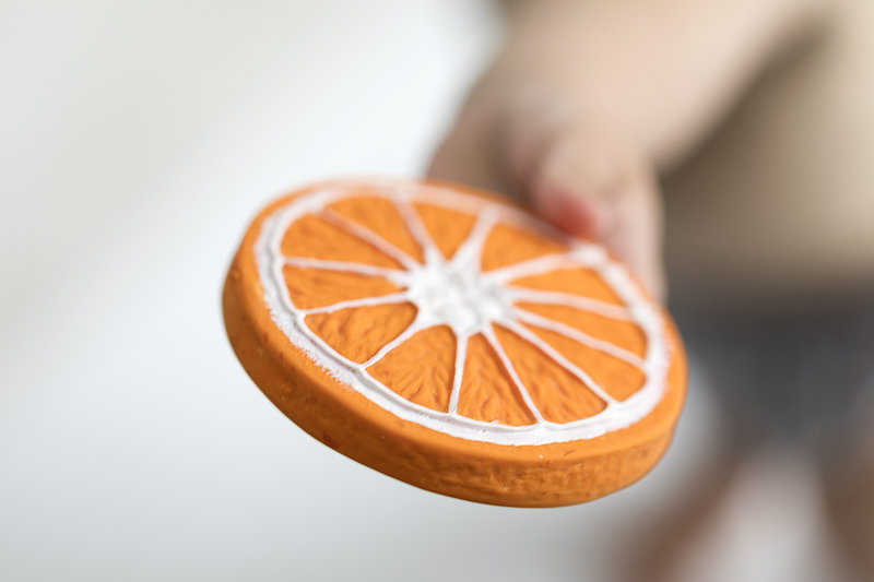 Jouet de dentition Clementino l'Orange Oli & Carol lifestyle 5