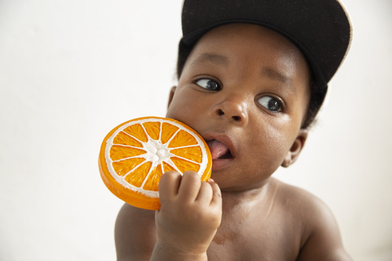 Jouet de dentition Clementino l'Orange Oli & Carol lifestyle 3