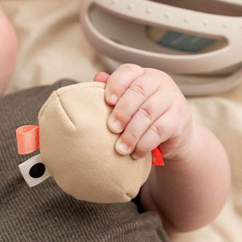 Jouet dentition & préhension avec hochet Clucky Sable Done By Deer lifestyle 2