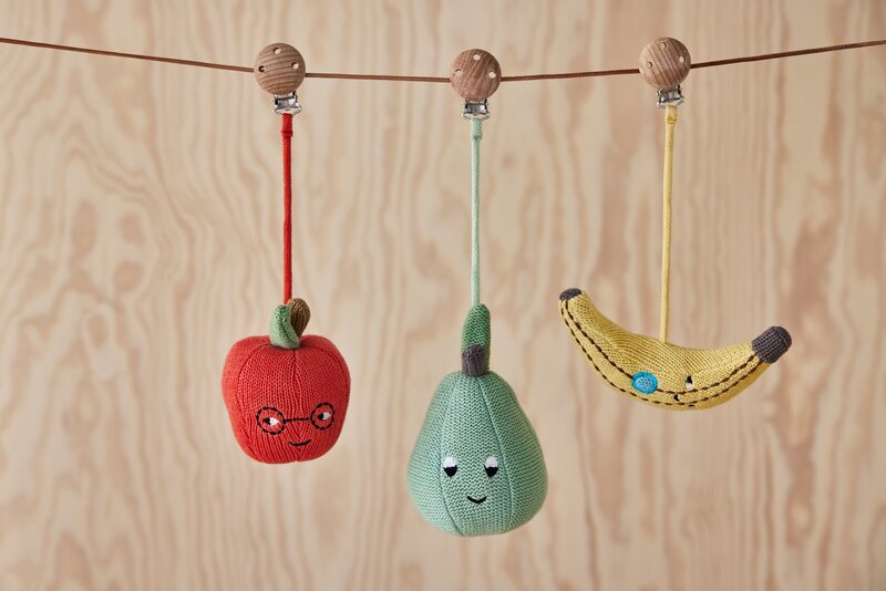Jouet d'éveil à attacher Yummy Pear Oyoy lifestyle