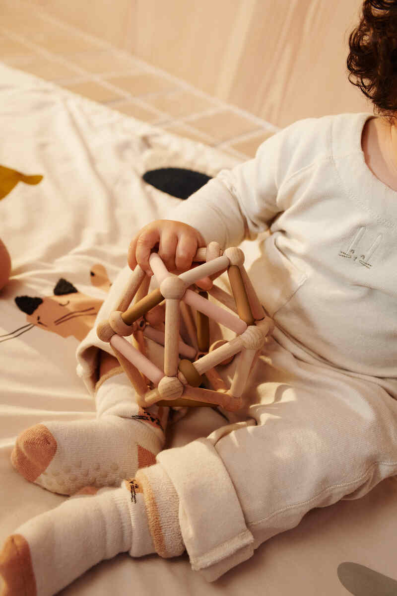 Balle de jeu en bois et silicone Annemette Mustard multi mix Liewood lifestyle