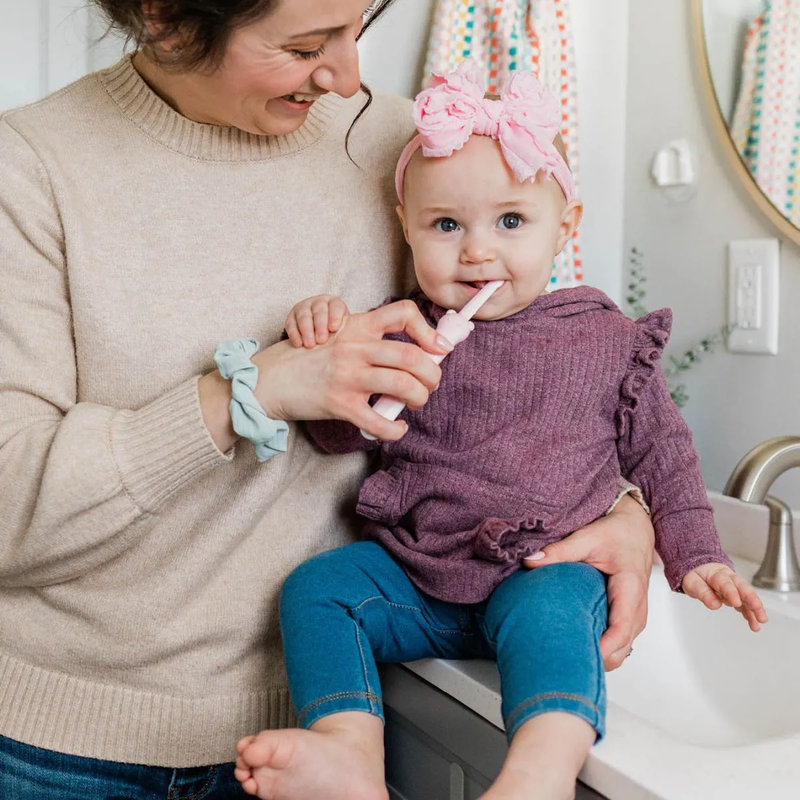 Kit brosses à dents Coloris Aléatoire : Brosse d’apprentissage + Brosse premières dents Mam lifestyle