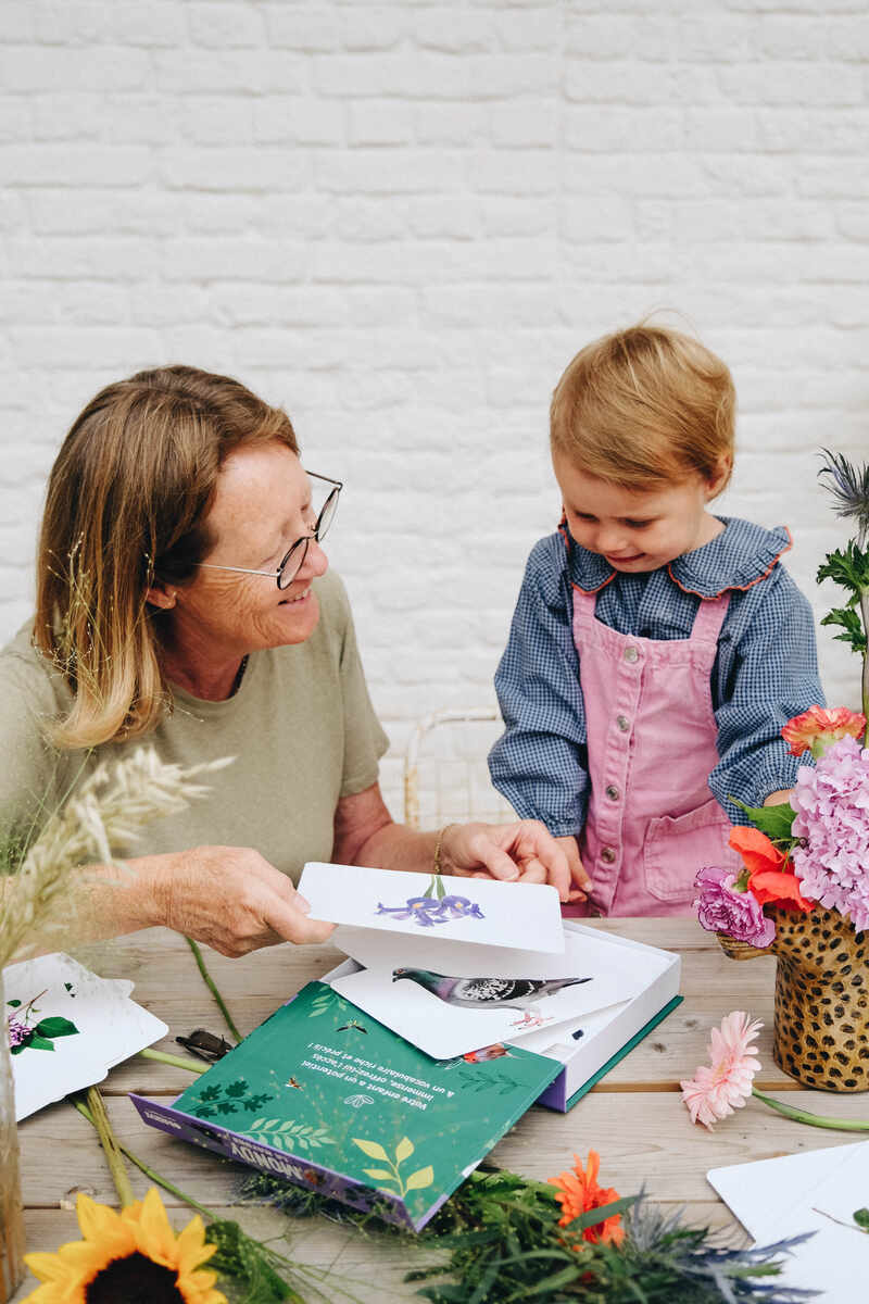 Le Mondy des P'tits Curieux : 45 cartes de langage bilingues sur le thème de la Nature Observe Montessori Produit lifestyle2