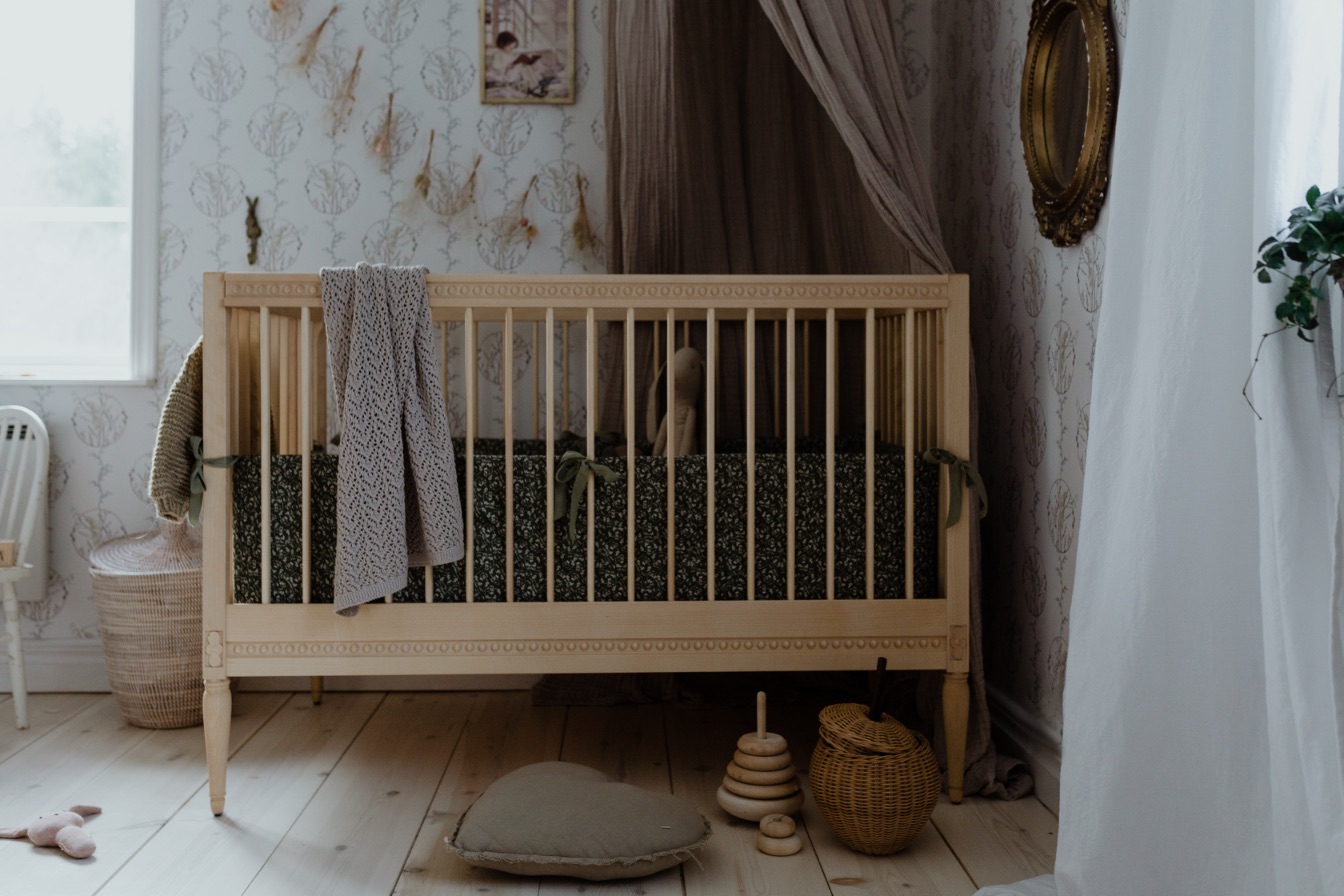 Lit bébé évolutif en bois Massif avec matelas Gustavienne Natural GUSTAVIENNE lifestyle