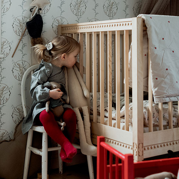 Lit bébé évolutif en bois Massif avec matelas Gustavienne Natural GUSTAVIENNE lifestyle2