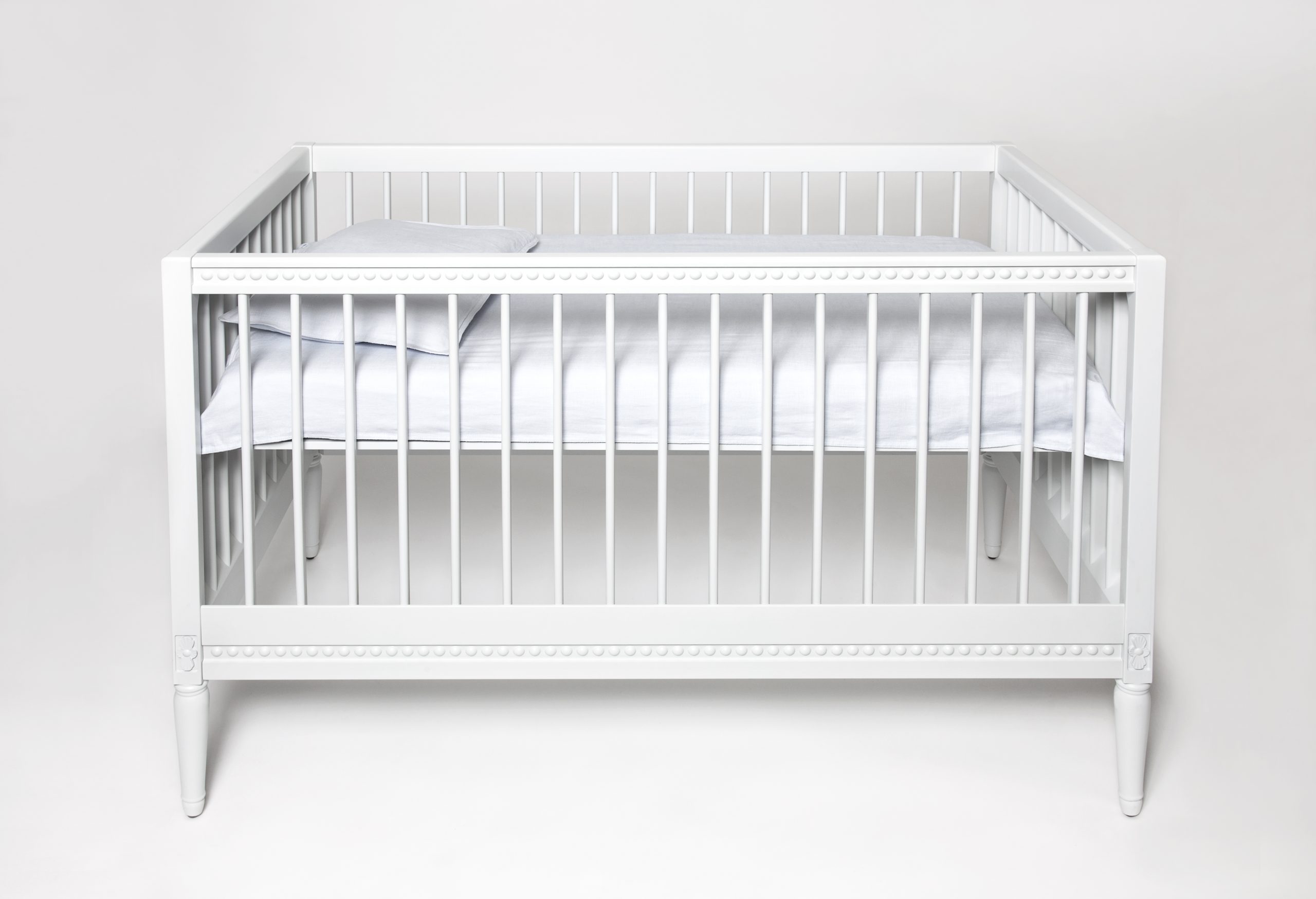 Lit bébé évolutif en bois Massif avec matelas Gustavienne White GUSTAVIENNE face