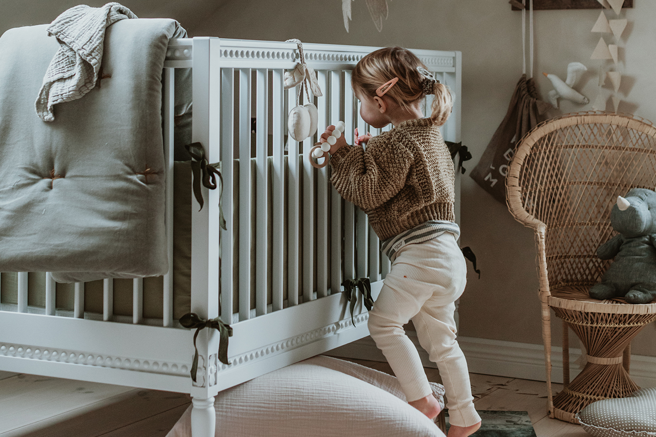 Lit bébé évolutif en bois Massif avec matelas Gustavienne White GUSTAVIENNE lifestyle