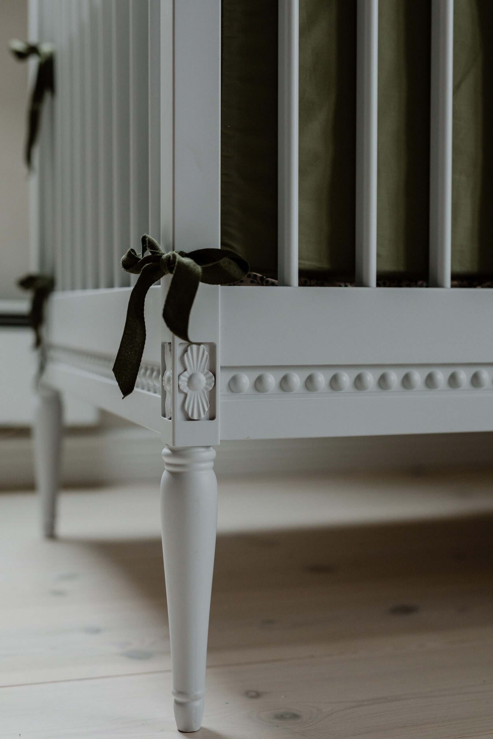 Lit bébé évolutif en bois Massif avec matelas Gustavienne White GUSTAVIENNE lifestyle2