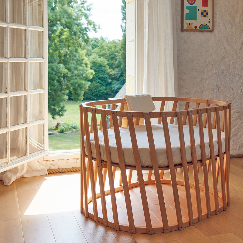 Lit bébé évolutif Lugo en bois naturel avec matelas 70 x 90 Charlie Crane lifestyle 1