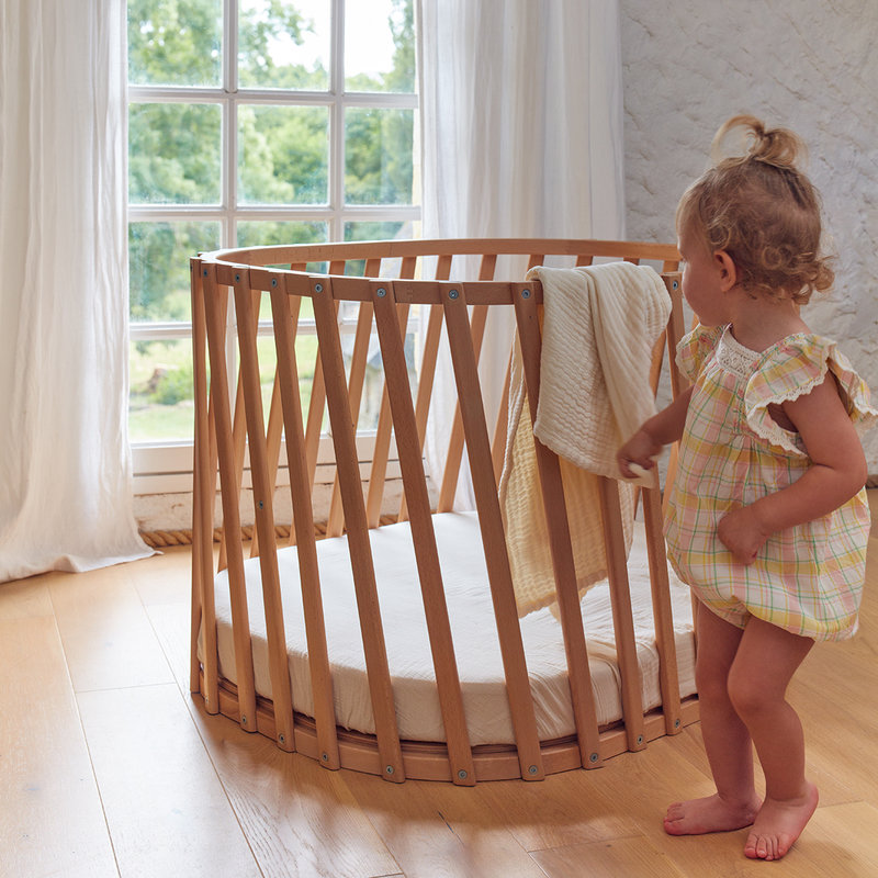 Lit bébé évolutif Lugo en bois naturel avec matelas 70 x 90 Charlie Crane lifestyle 2