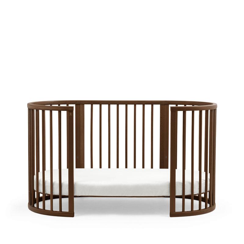 Lit bébé Sleepi V3 2026 avec roulettes STOKKE warm brown ouvert