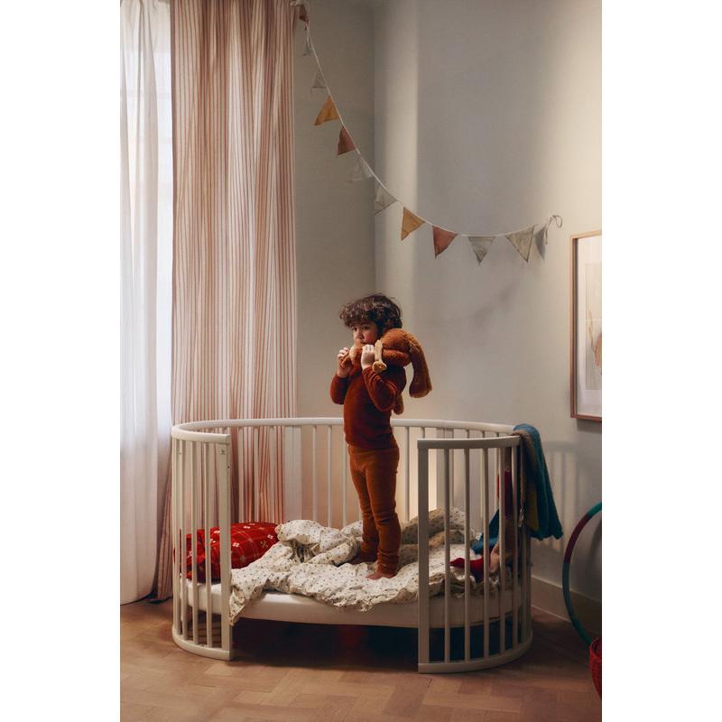 Lit bébé Sleepi V3 2026 avec roulettes STOKKE lifestyle 3