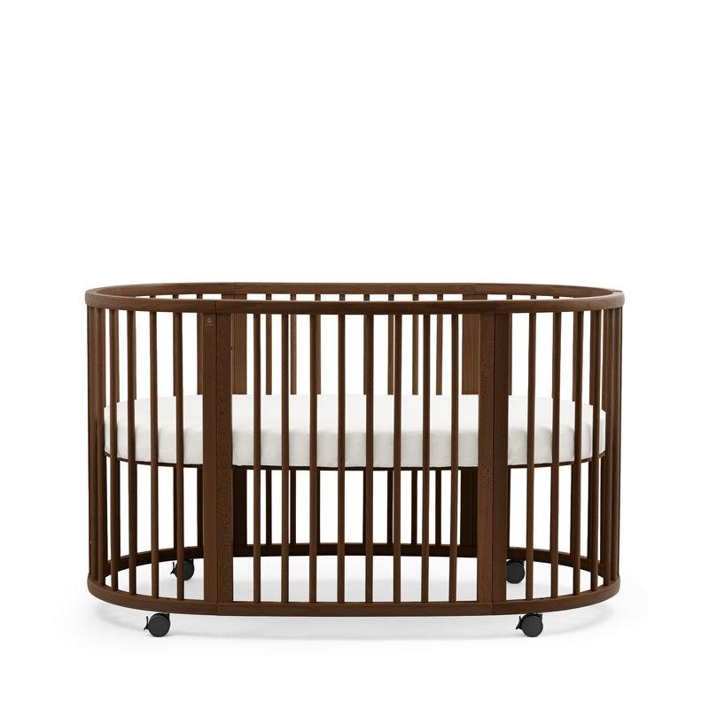 Lit bébé Sleepi V3 2026 avec roulettes STOKKE warm brown sur roulettes