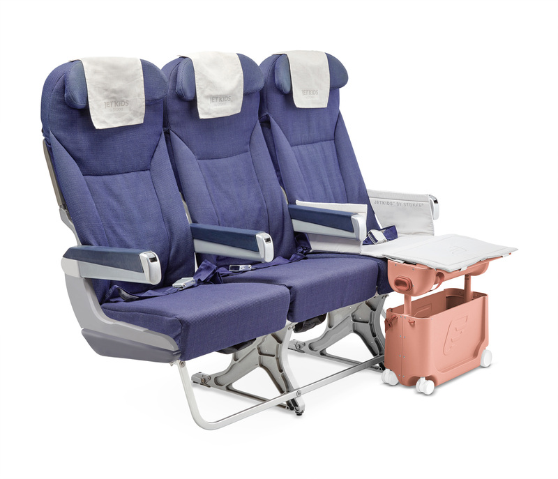 Lit bébé valise BedBox 2.0 de JetKids Coral Pink Stokke mise en scène avion
