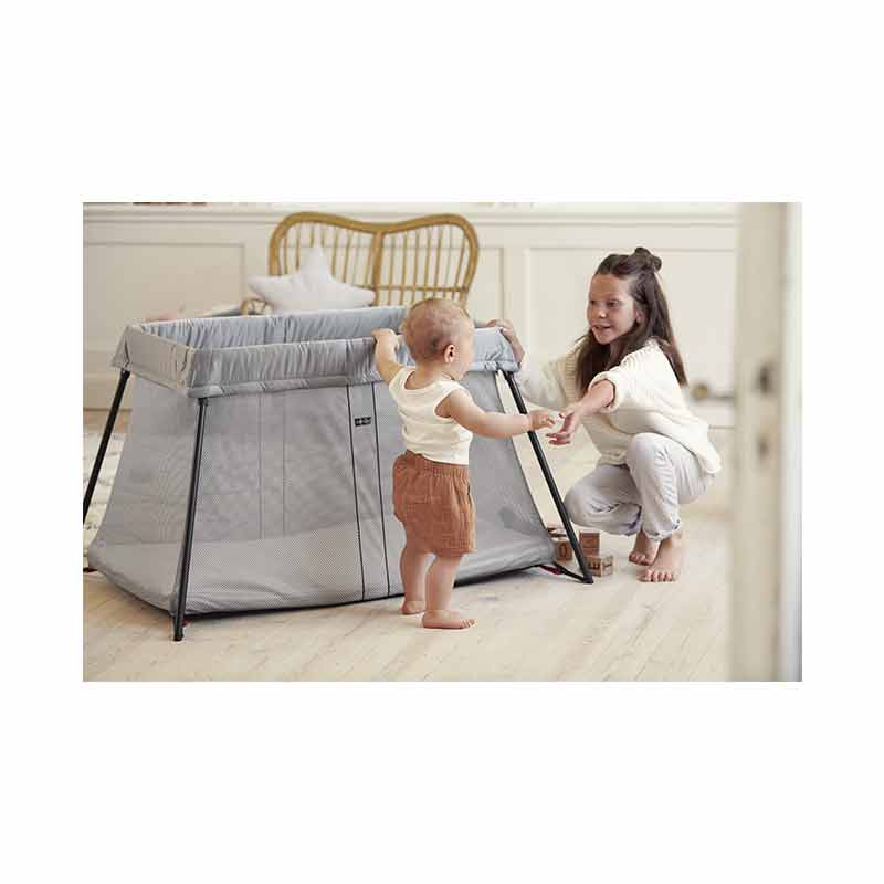 Pack Lit Parapluie Light Babybjorn + drap housse Babybjorn lifestyle3