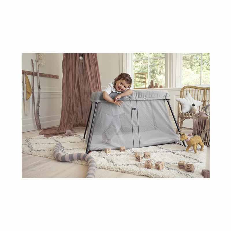 Pack Lit Parapluie Light Babybjorn + drap housse Babybjorn lifestyle